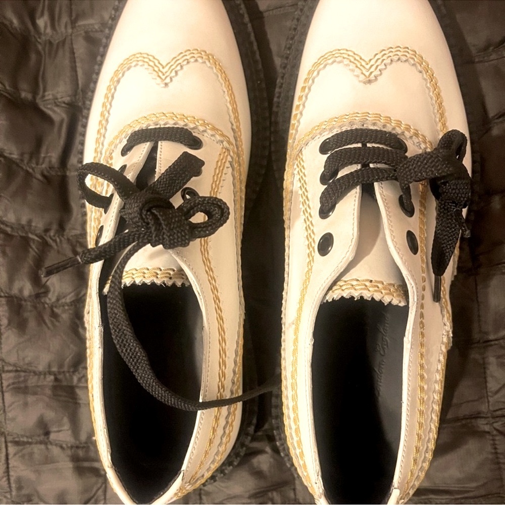 Burberry Stylish leather Cream and Black Women’s Shoes
NWOT - Picture 5 of 14